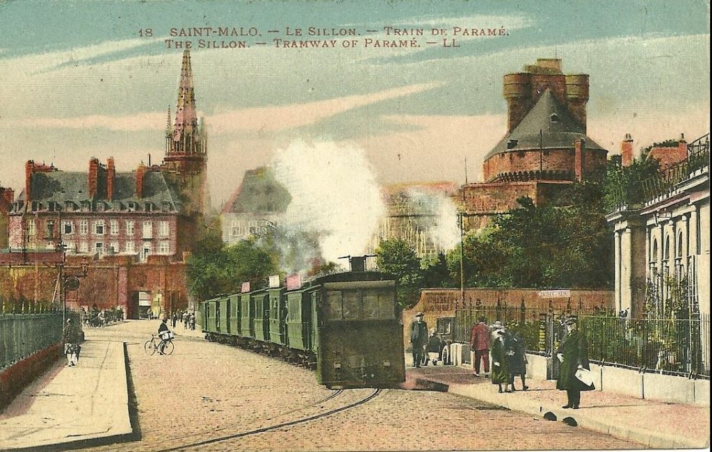 Visiter Saint-Malo Vieille carte postale de Saint-Malo et le train de Paramé