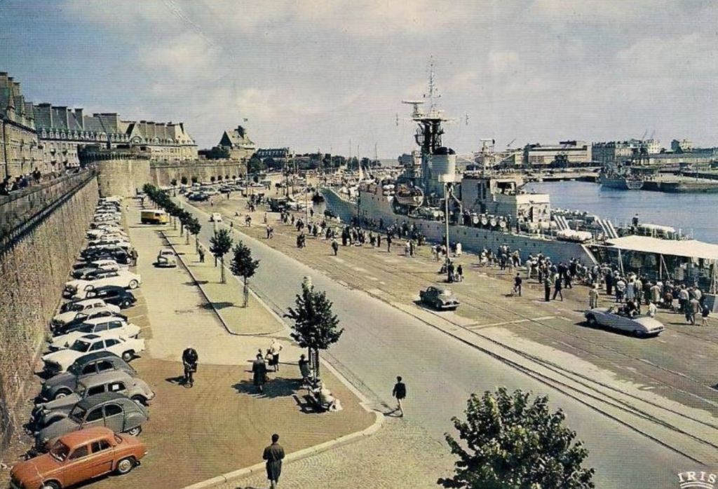 Visiter Saint-Malo Carte postale de Saint-Malo avec vieilles voitures